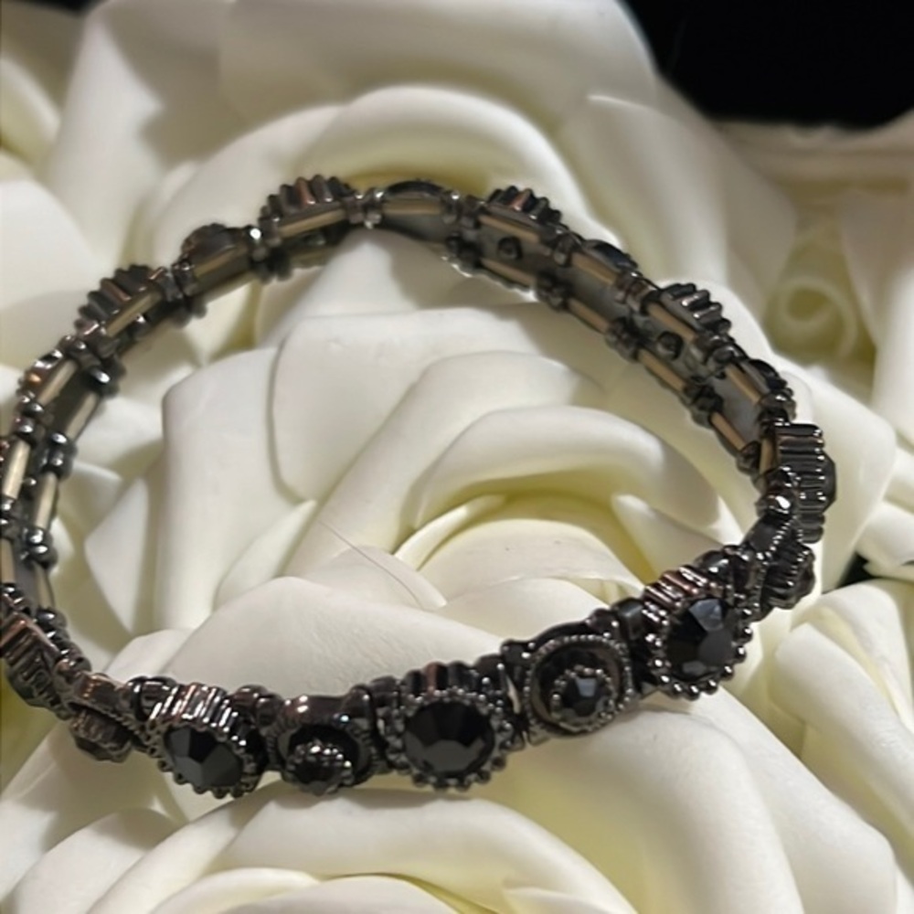 Beautiful, vintage, black and silver tone stretch bracelet